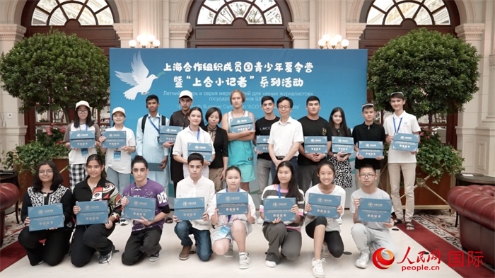 主辦單位為“上合小記者”頒發(fā)證書。實(shí)習(xí)生 方明軒攝