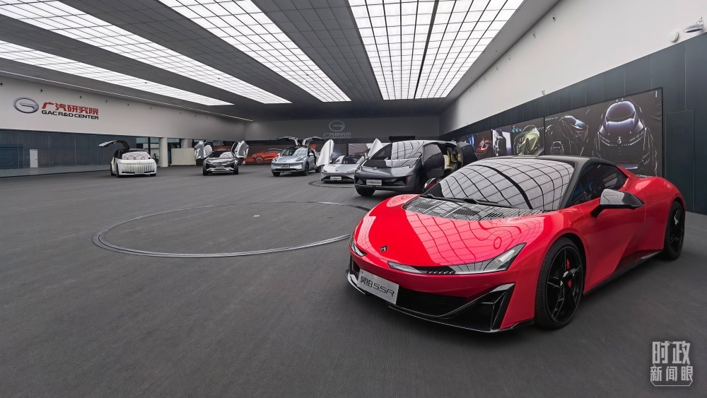 今年4月，習(xí)近平考察廣汽埃安新能源汽車股份有限公司，了解企業(yè)推動(dòng)制造業(yè)高端化、智能化、綠色化等情況。（總臺(tái)央視記者石丞拍攝）