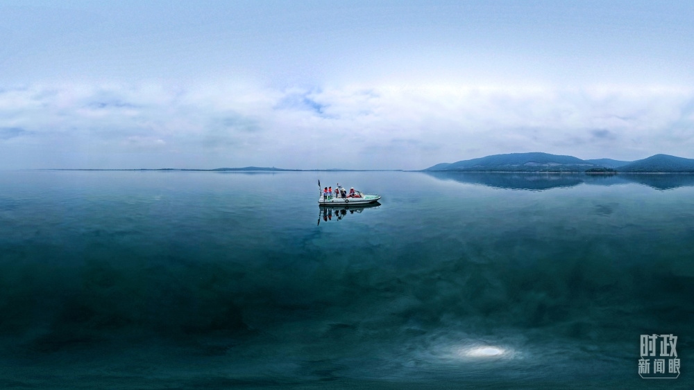 丹江口水庫，工作人員正在采集水樣。（總臺(tái)國廣記者李晉拍攝）