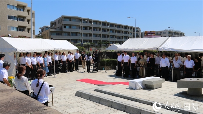 參加紀(jì)念活動(dòng)者全體起立默禱。人民網(wǎng) 許可攝