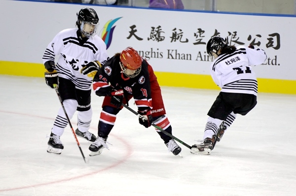 上海隊(duì)田博雅(中)與黑龍江隊(duì)杜宛澤爭(zhēng)搶。人民網(wǎng)記者 胡雪蓉?cái)z