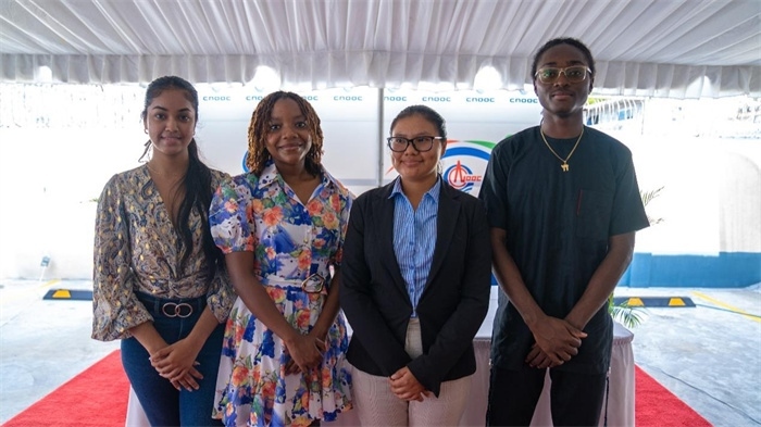 四名獲得中海油獎學金的學生合影。中海油圭亞那有限公司供圖