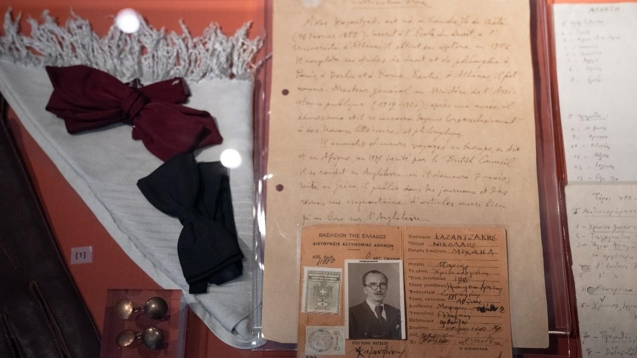 卡贊扎基斯的法語簡歷。人民網(wǎng)記者 葛泰佚攝