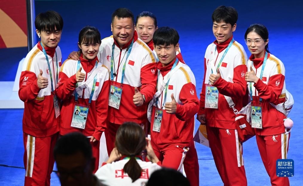 7月22日，中國(guó)代表團(tuán)部分成員在歡迎儀式后合影。新華社記者 王曦 攝