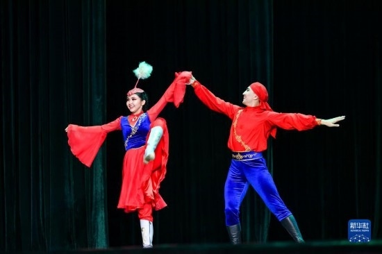 7月21日，哈薩克斯坦薩爾塔納國家舞蹈團的演員在演出。