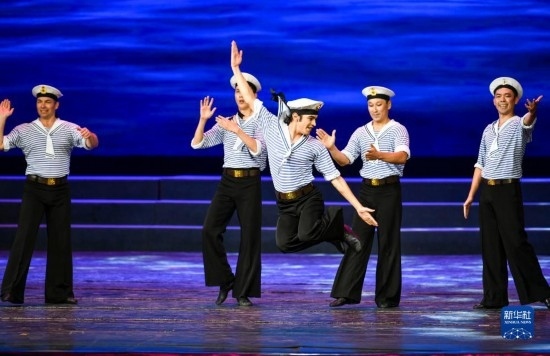 7月21日，哈薩克斯坦薩爾塔納國家舞蹈團的演員在演出。