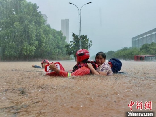 湖北咸寧暴雨引發(fā)內(nèi)澇， 消防營(yíng)救民眾 朱燕林 攝