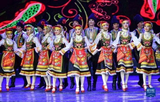 7月21日，哈薩克斯坦薩爾塔納國家舞蹈團的演員在演出。