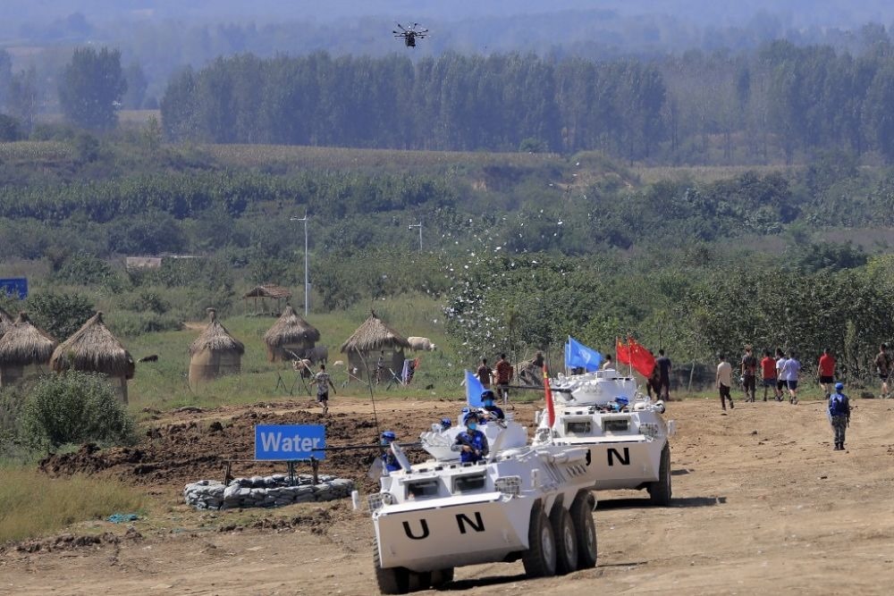 ↑2021年9月15日，在“共同命運-2021”國際維和實兵演習(xí)綜合演練中，維和分隊采用無人機拋撒傳單宣傳和平理念。新華社記者 劉芳 攝