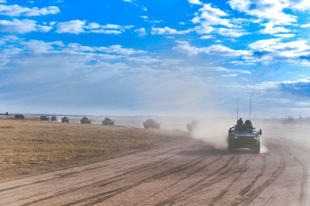 ↑陸軍第81集團軍某旅“松骨峰特功連”隨所在營進行長途機動（2022年4月12日攝）。新華社發(fā)（李乃超 攝）