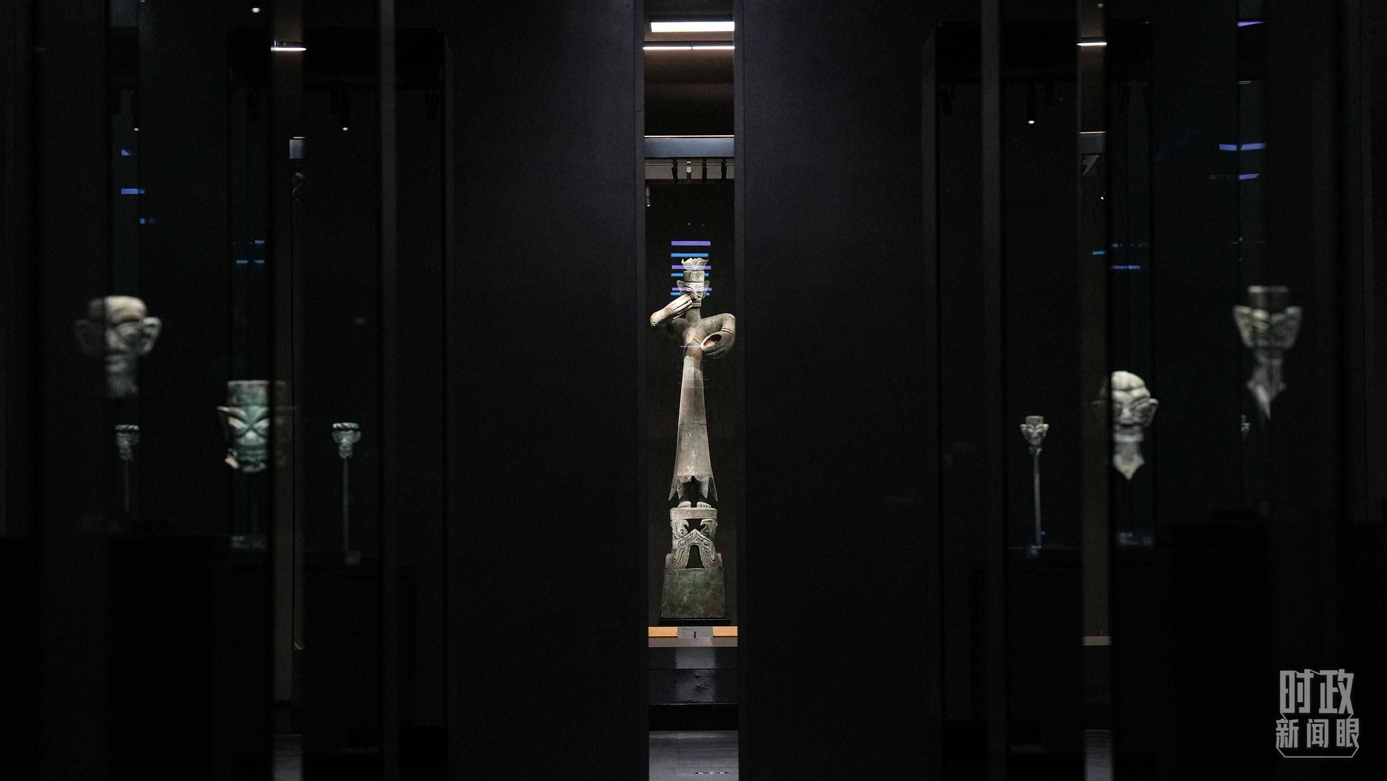 △三星堆出土的青銅大立人像。（總臺(tái)國(guó)廣記者李晉拍攝）