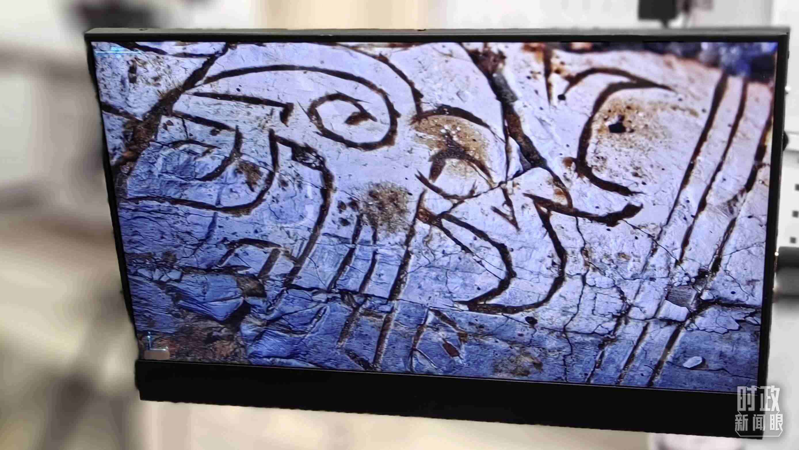 △顯微鏡下，三星堆文物的紋路清晰可見(jiàn)。（總臺(tái)央視記者王萌萌拍攝）