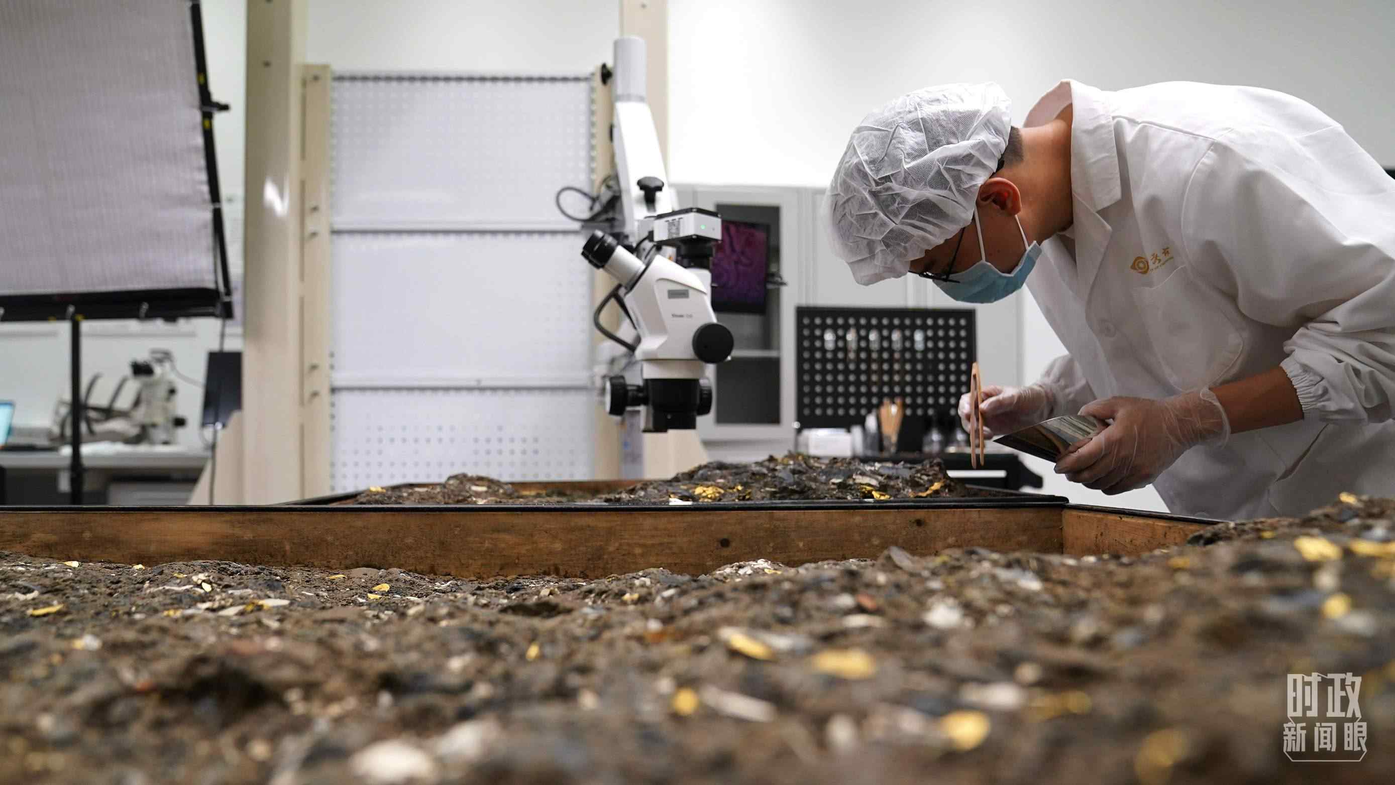 △工作中的三星堆文保人員。（總臺(tái)國(guó)廣記者李晉拍攝）