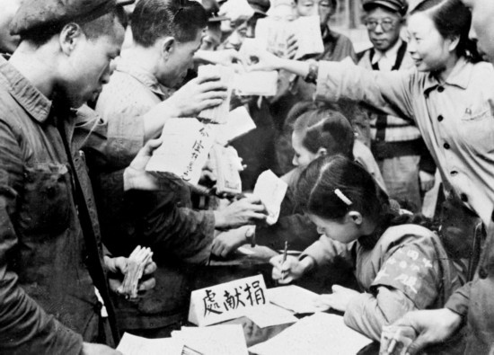 全國各地工商界踴躍捐獻(xiàn)款項(xiàng)，支援志愿軍。這是重慶市工商業(yè)者捐獻(xiàn)的情形。新華社發(fā)（資料照片）