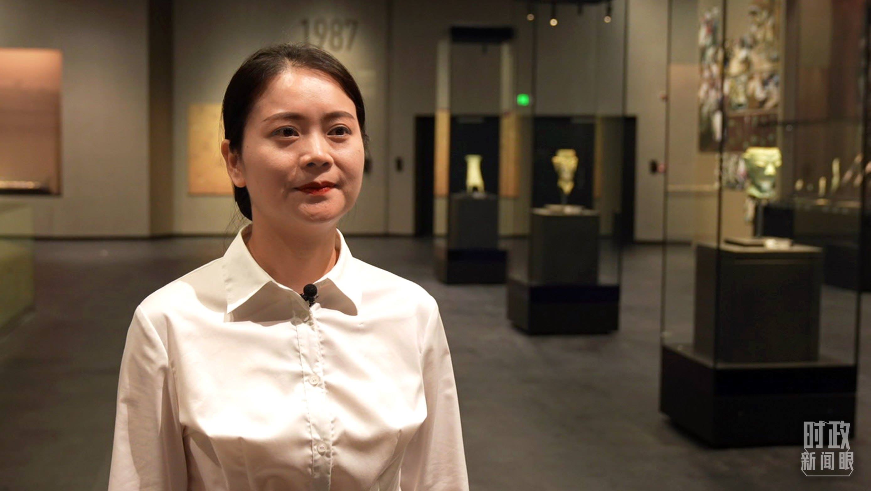 △當(dāng)天現(xiàn)場(chǎng)負(fù)責(zé)講解的三星堆博物館公眾服務(wù)部程靜。（總臺(tái)央廣記者馬喆拍攝）