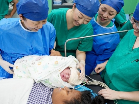 中國海軍“和平方舟”號醫(yī)院船在基里巴斯為29歲的塔拉瓦居民德阿瑞接生了一名“和平寶寶”（2023年7月16日攝）。新華社發(fā)（劉偉 攝）