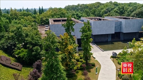 △2021年正式投入使用的三星堆文物保護修復(fù)館，堅持保護修復(fù)與考古研究同步進行，館內(nèi)分文保工作區(qū)和參觀區(qū)。