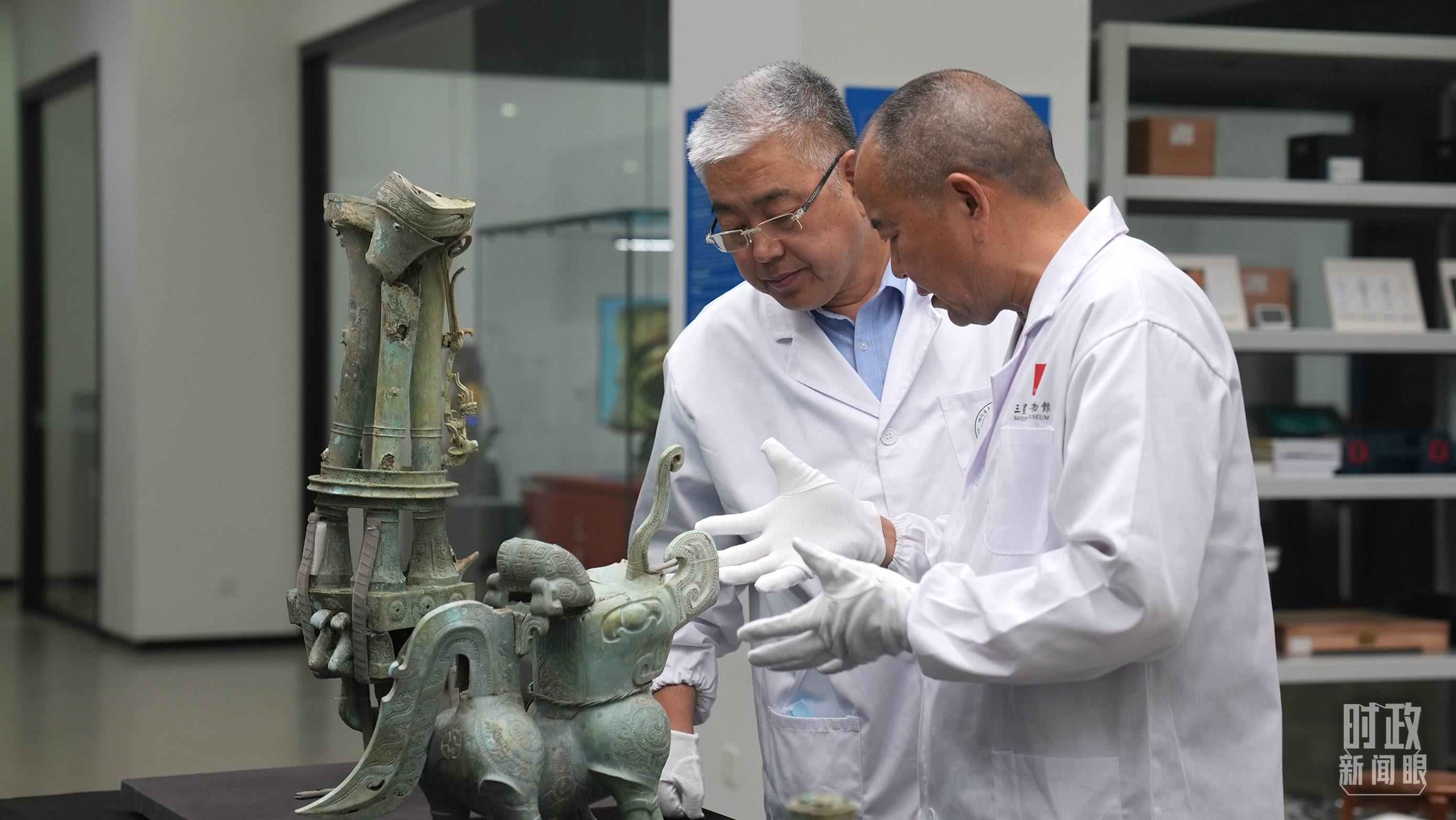 △三星堆文保專家正在就修復(fù)方案進(jìn)行討論。（總臺(tái)央視記者劉琦拍攝）
