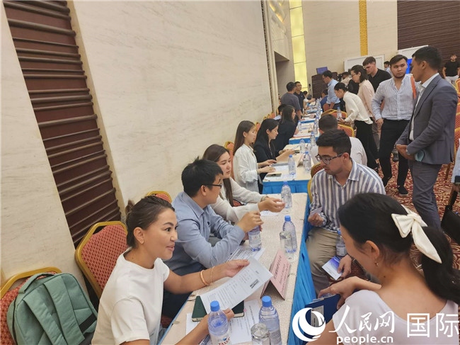 圖為中企代表與哈留華畢業(yè)生現(xiàn)場交流。人民網記者 李強攝