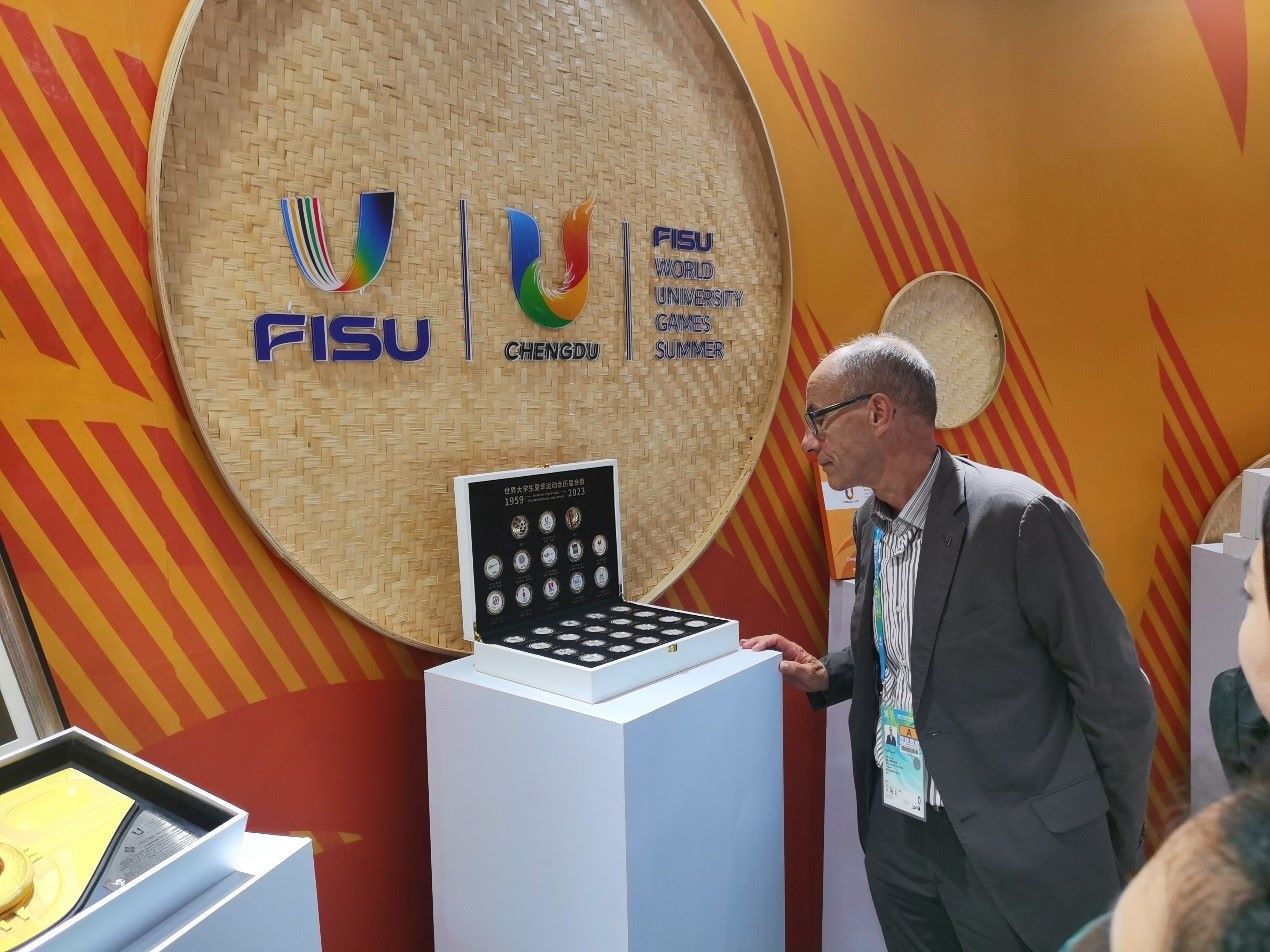 國(guó)際大體聯(lián)代理主席雷諾·艾德參觀大運(yùn)會(huì)特許商品。 人民網(wǎng)記者 楊磊攝