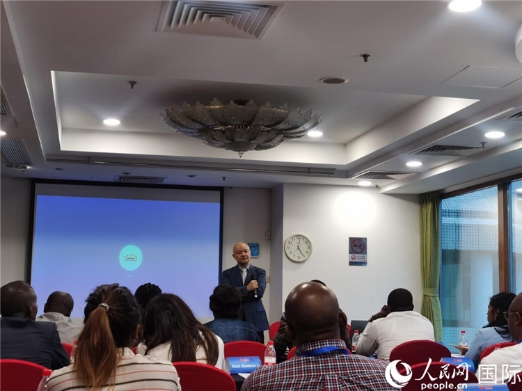 王鯤與研修班學員互動交流。 人民網(wǎng) 孫鴻宇攝