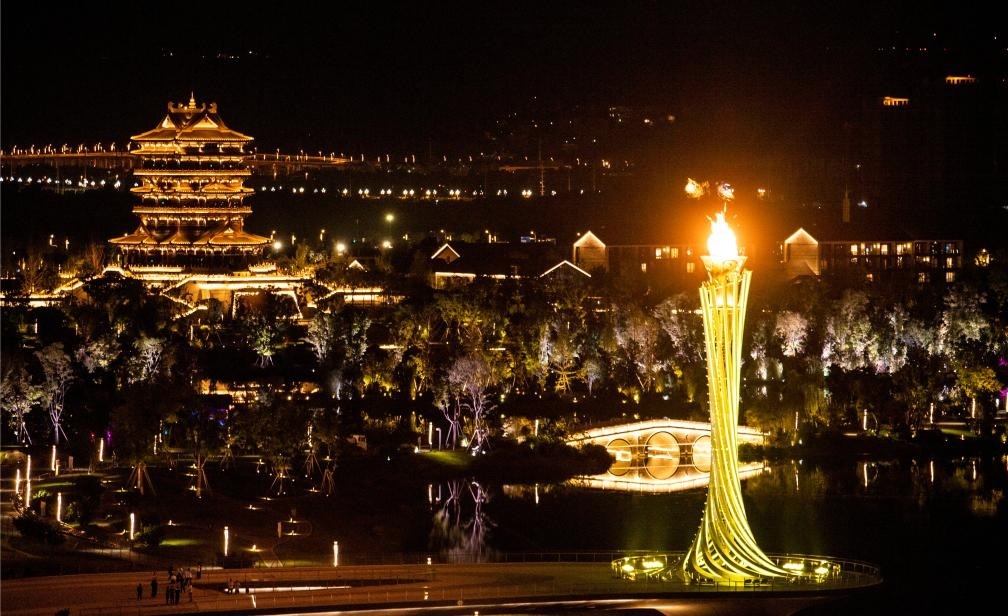 這是7月28日拍攝的成都大運會主火炬。新華社記者曹祎銘攝