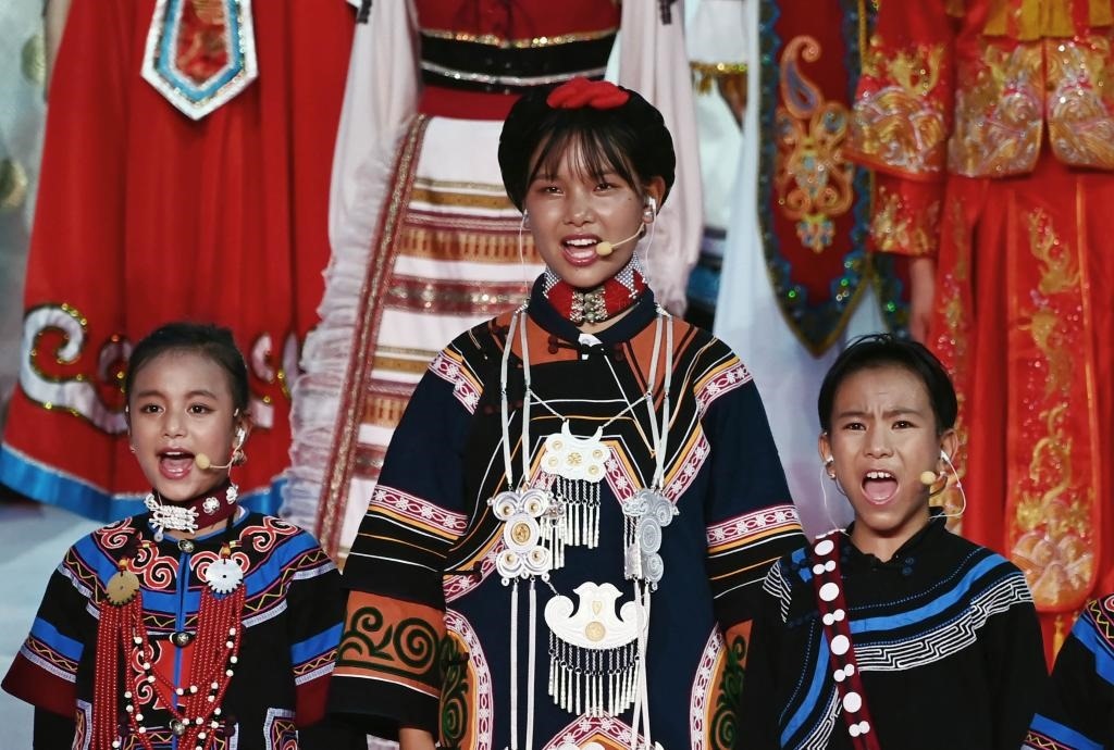 7月28日，吉好有果（中）在開幕式上表演。新華社記者陳澤國攝