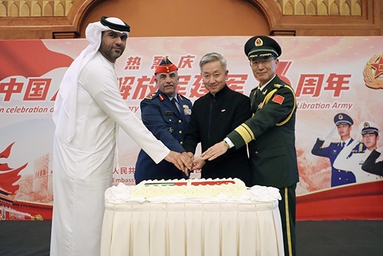 圖為招待會(huì)上中阿嘉賓合影。中國(guó)駐阿聯(lián)酋大使館供圖