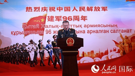哈國防部副部長卡馬列特季諾夫中將發(fā)表致辭。人民網(wǎng)記者 李強攝