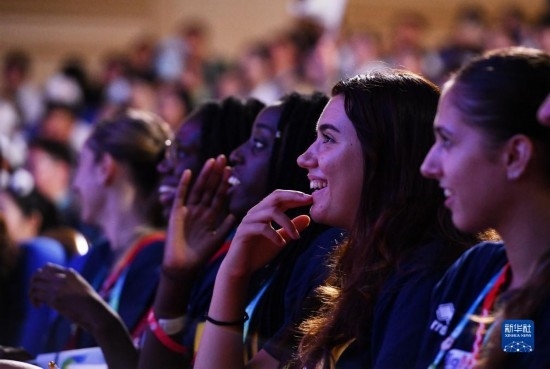 7月29日，外國(guó)運(yùn)動(dòng)員在聯(lián)歡會(huì)現(xiàn)場(chǎng)觀看節(jié)目。新華社記者 張端 攝