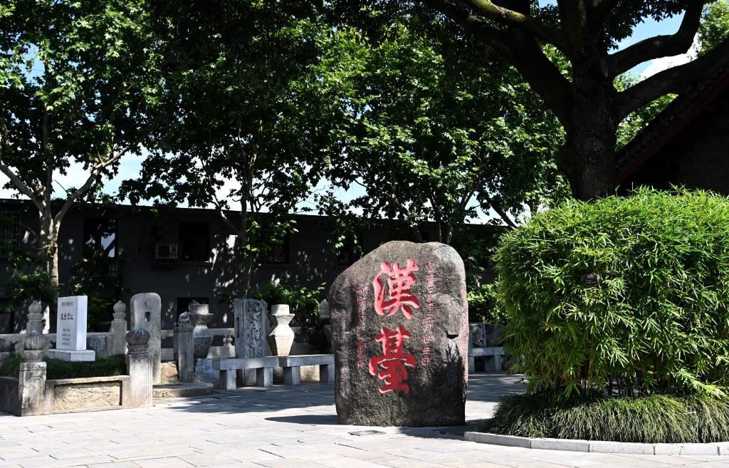 近日拍攝的陜西省漢中市博物館內(nèi)的“漢臺(tái)”石碑。新華社記者 劉瀟 攝