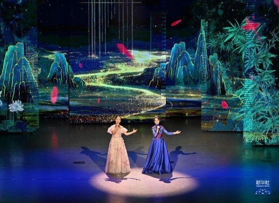 7月29日，演員在聯(lián)歡會(huì)現(xiàn)場(chǎng)演唱。新華社記者 蔡湘鑫 攝