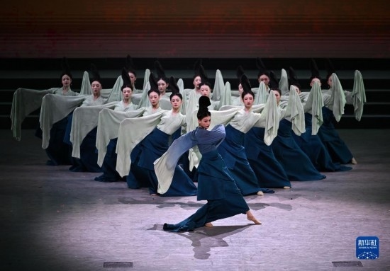 7月29日，演員在聯(lián)歡會(huì)現(xiàn)場(chǎng)表演《只此青綠》。新華社記者 蔡湘鑫 攝