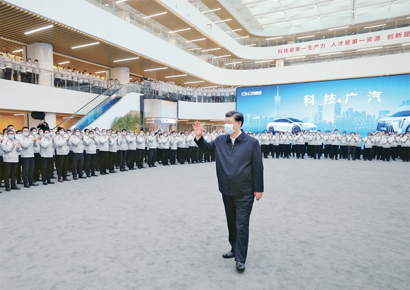2023年4月10日至13日，中共中央總書記、國家主席、中央軍委主席習(xí)近平在廣東考察。這是12日下午，習(xí)近平在廣汽研究院向職工們揮手致意。 新華社記者 鞠鵬/攝
