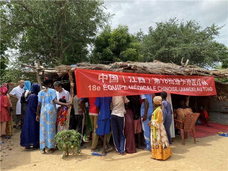 圖為草棚下的就診患者。中國(guó)駐乍得醫(yī)療隊(duì)供圖