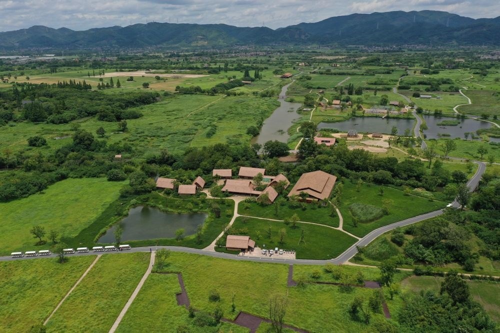 這是在浙江省杭州市余杭區(qū)拍攝的良渚古城遺址公園（2022年7月6日攝，無人機(jī)照片）。新華社記者 黃宗治 攝