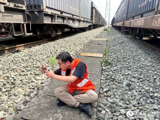 記者在成都北編組站編組場拍攝。人民網(wǎng)記者 王紹紹攝