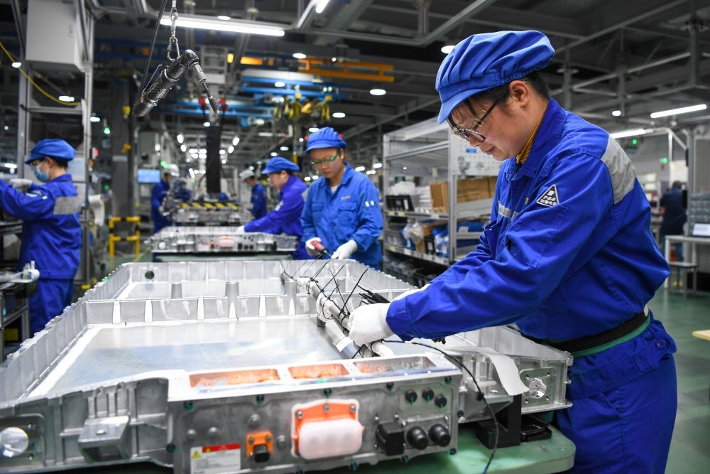 在位于江蘇常州溧陽的上汽時代動力電池系統(tǒng)有限公司，工人在車間進行電池生產(chǎn)（2023年2月16日攝）。常州市擁有鋰電池電芯及配套生產(chǎn)企業(yè)120余家，動力電池產(chǎn)業(yè)2022年實現(xiàn)產(chǎn)值超1700億元。新華社記者 李博 攝
