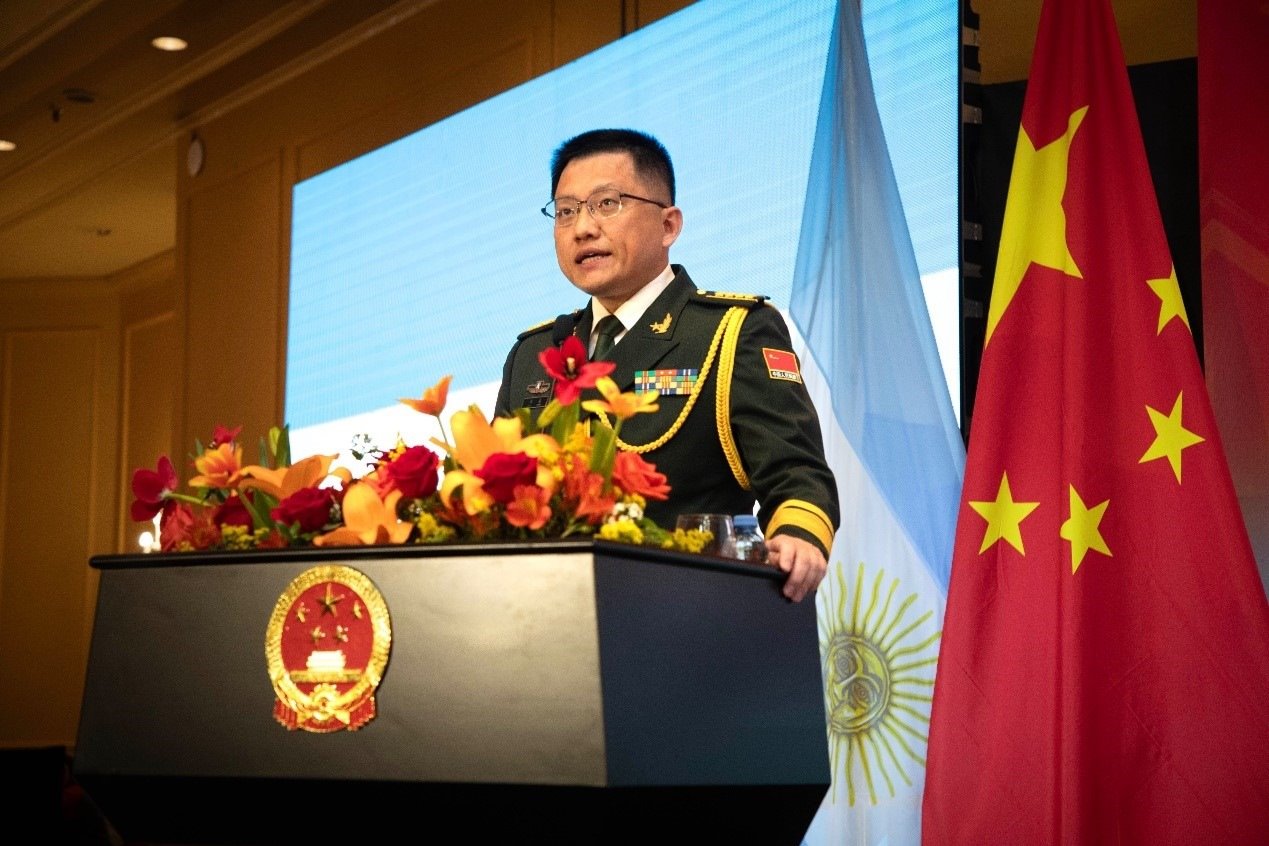 中國駐阿根廷大使館武官劉淼大校致辭。中國駐阿根廷大使館供圖