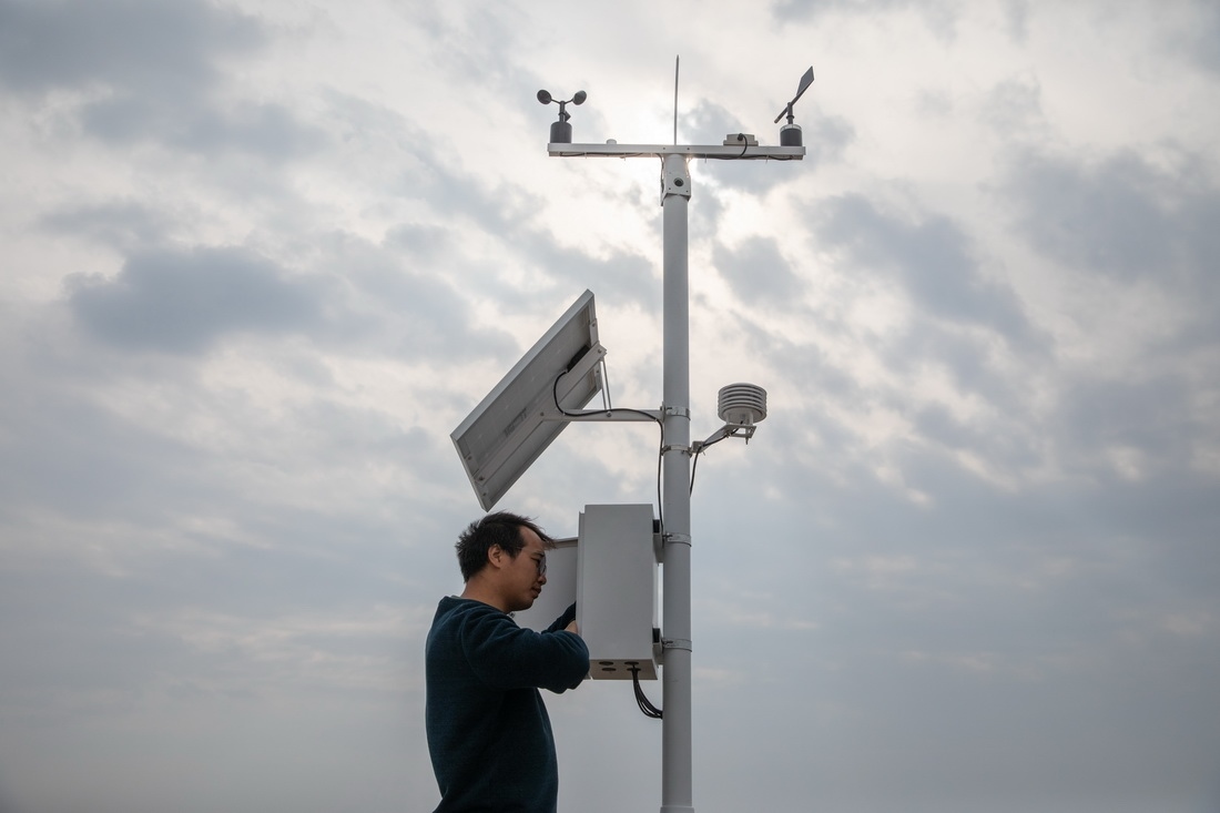 在北大荒集團(tuán)閆家崗農(nóng)場有限公司農(nóng)業(yè)現(xiàn)代化示范區(qū)，工作人員在調(diào)試氣象設(shè)備（4月27日攝）。新華社記者 張濤 攝