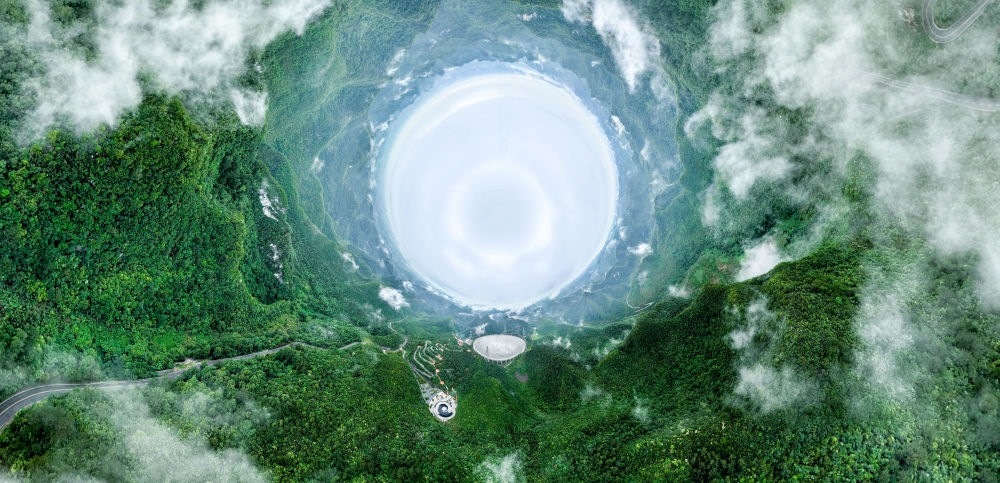 6月22日拍攝的“中國(guó)天眼”全景（維護(hù)保養(yǎng)期間拍攝，無(wú)人機(jī)全景拼接照片）。新華社記者 歐東衢 攝