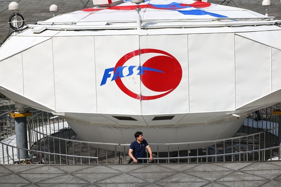 2022年8月25日，F(xiàn)AST運(yùn)行和發(fā)展中心常務(wù)副主任、總工程師姜鵬在饋源艙前（維護(hù)保養(yǎng)期間拍攝）。新華社記者 歐東衢 攝