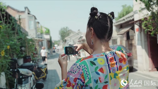 柳芭在胡同里采風(fēng)。人民網(wǎng) 張若涵攝