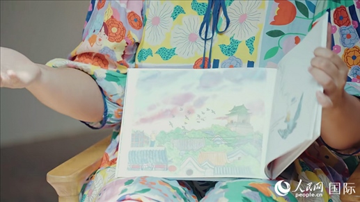 柳芭向人民網(wǎng)記者展示自己的作品。人民網(wǎng) 張若涵攝