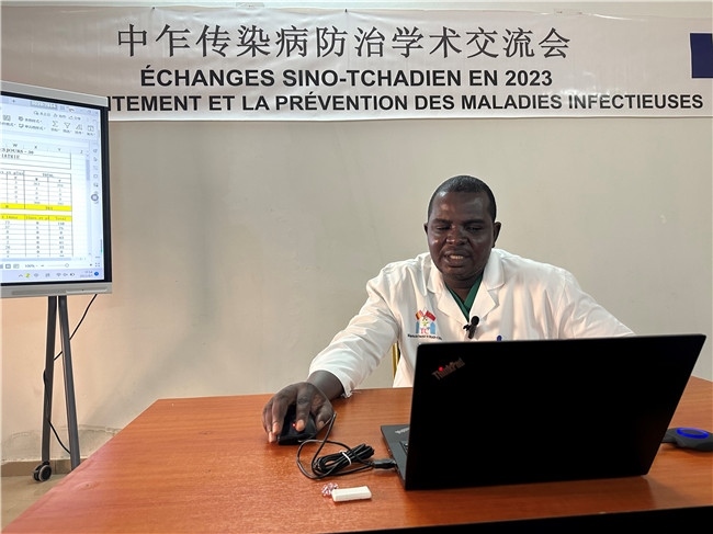 圖為中乍友誼醫(yī)院兒科護士長穆罕默德·阿米勒·阿里授課。中國援乍得醫(yī)療隊供圖