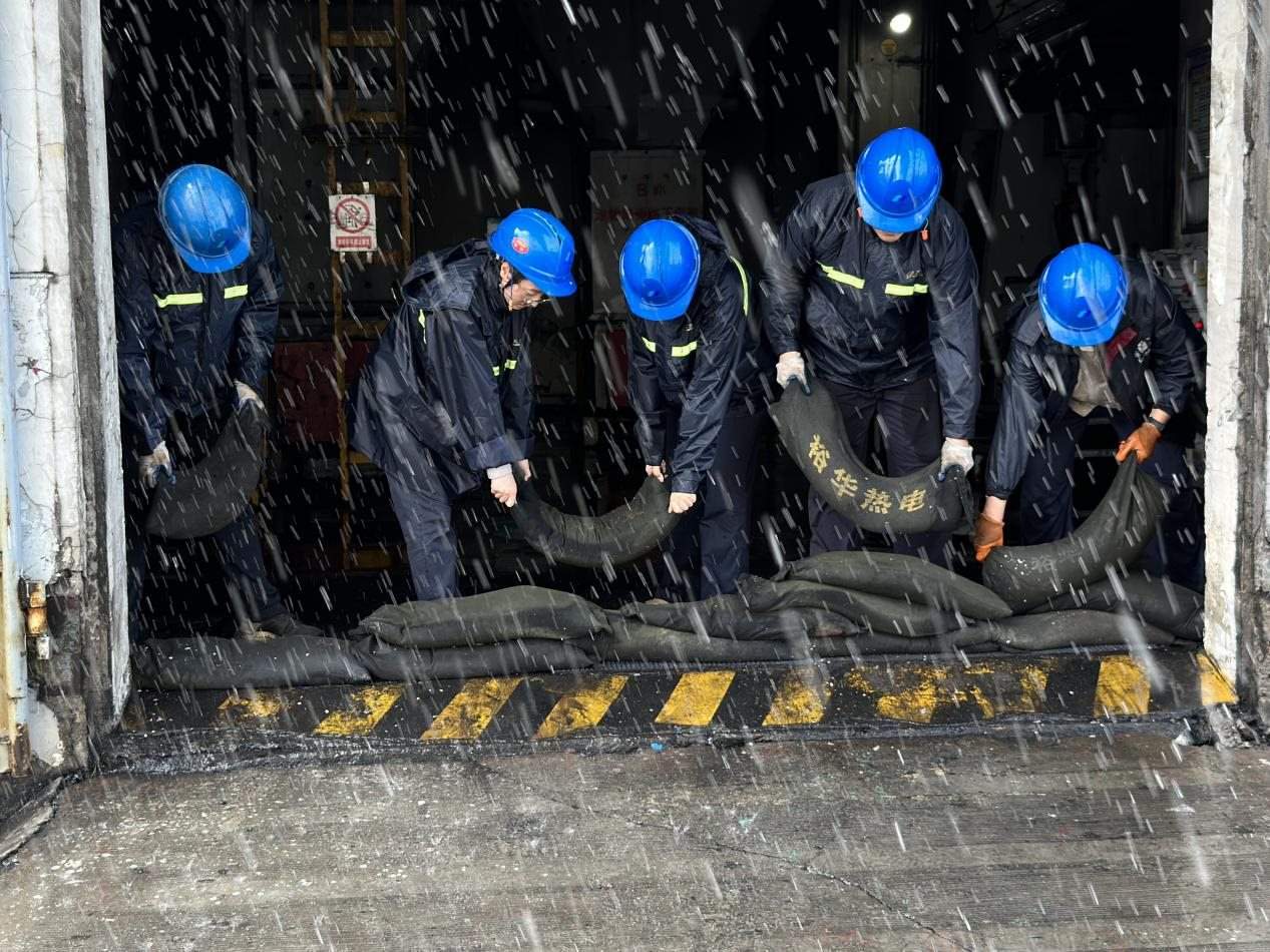 中國華電河北公司職工在廠房門口布置防汛沙袋。 受訪者供圖