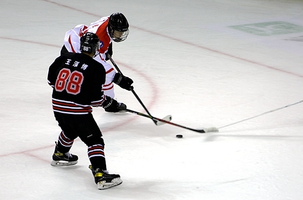 陜西隊(duì)球員馬思成與黑龍江隊(duì)球員王泓博爭搶。人民網(wǎng)記者 胡雪蓉攝