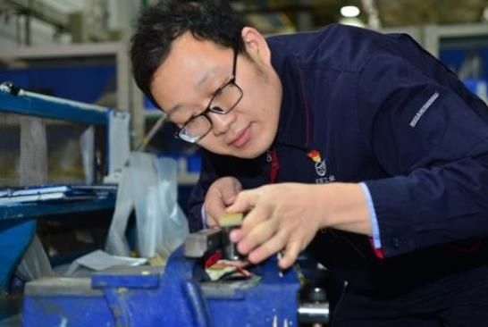 工作中的方文墨。航空工業(yè)沈飛供圖