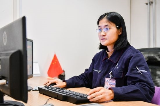工作中的劉艷梅。航空工業(yè)沈飛供圖