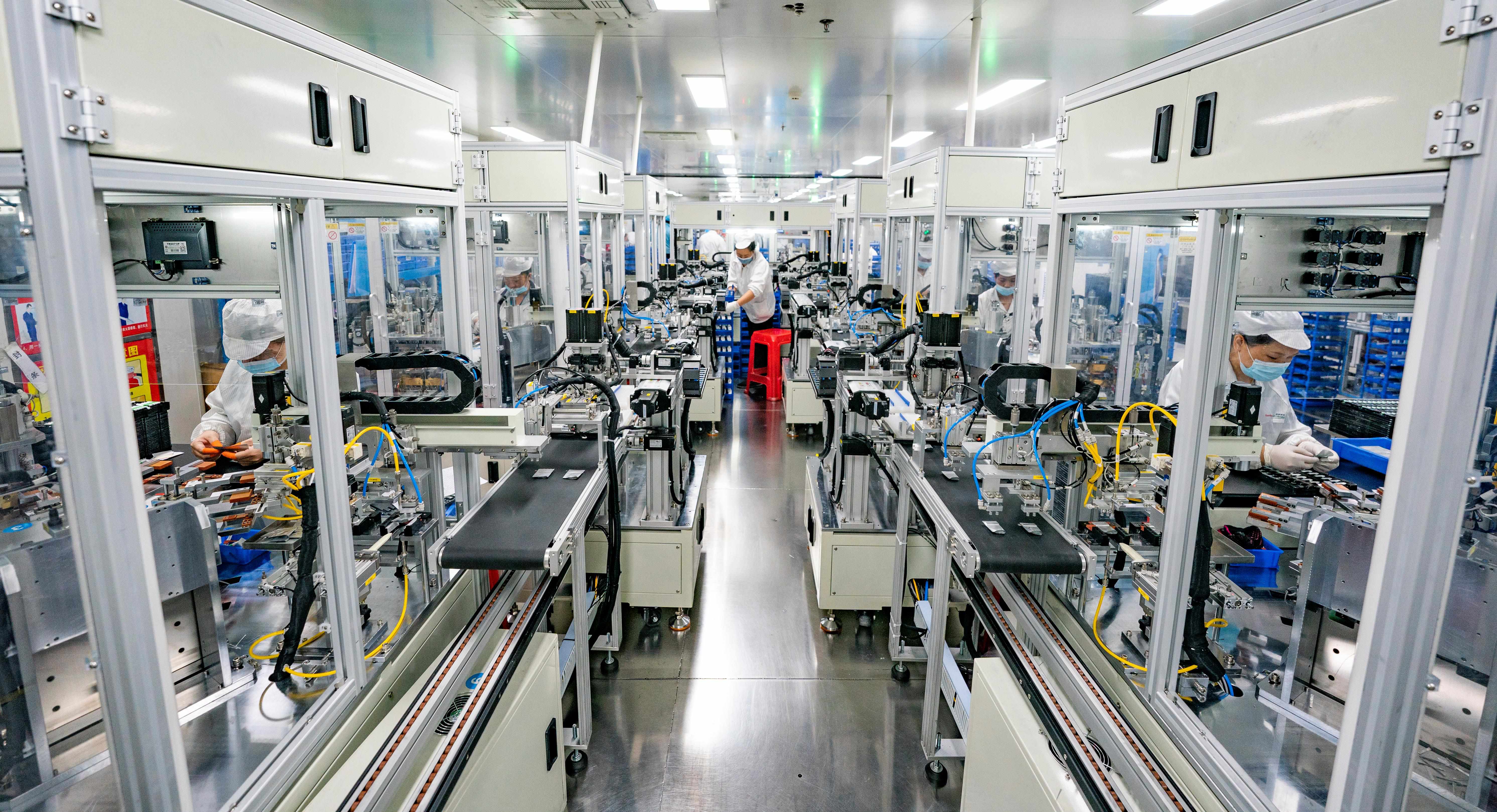 2023年5月17日，江西新余一家電子公司生產(chǎn)車間內(nèi)，技術工人在鋰電池生產(chǎn)線忙于趕制訂單產(chǎn)品。